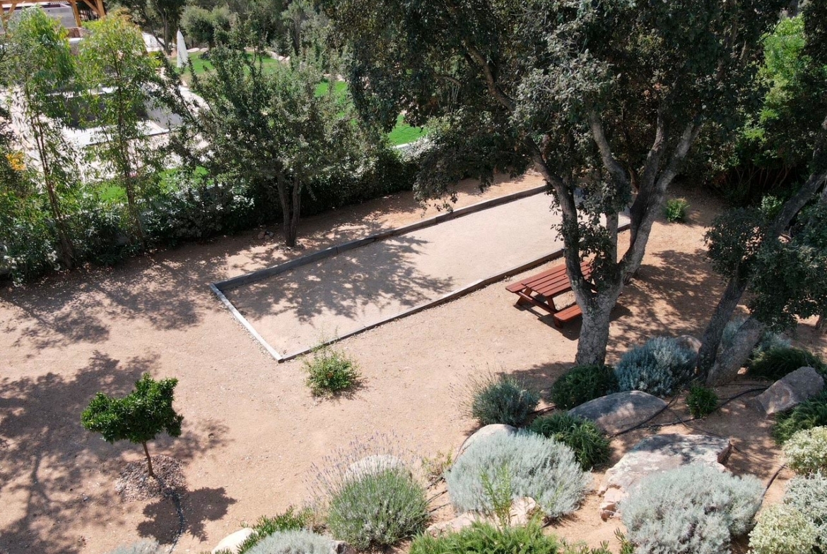 Terrain petanque dans villa Isula Location Pinarello
