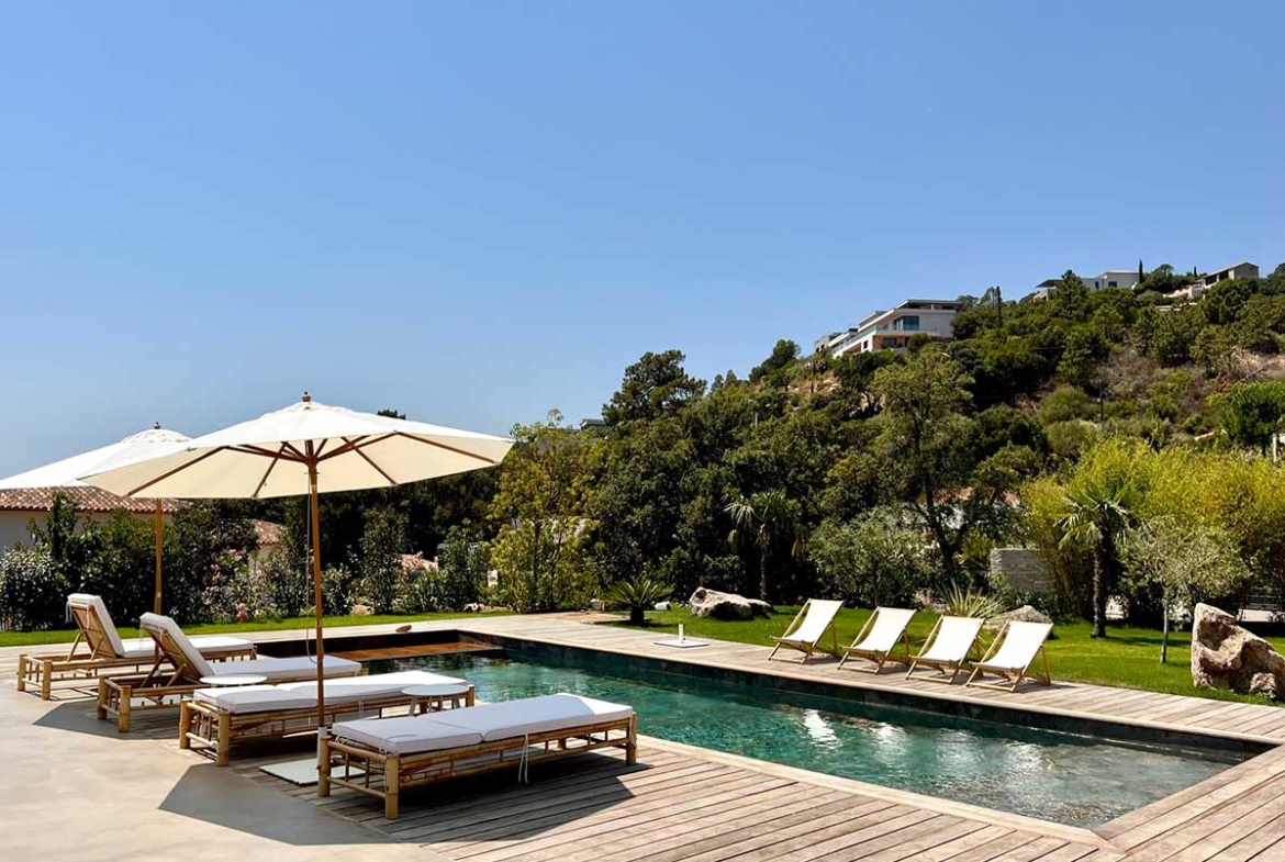 Vue piscine et jardin Villa Grenadier Location Pinarello Porto-Vecchio