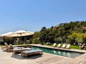 Vue piscine et jardin Villa Grenadier Location Pinarello Porto-Vecchio