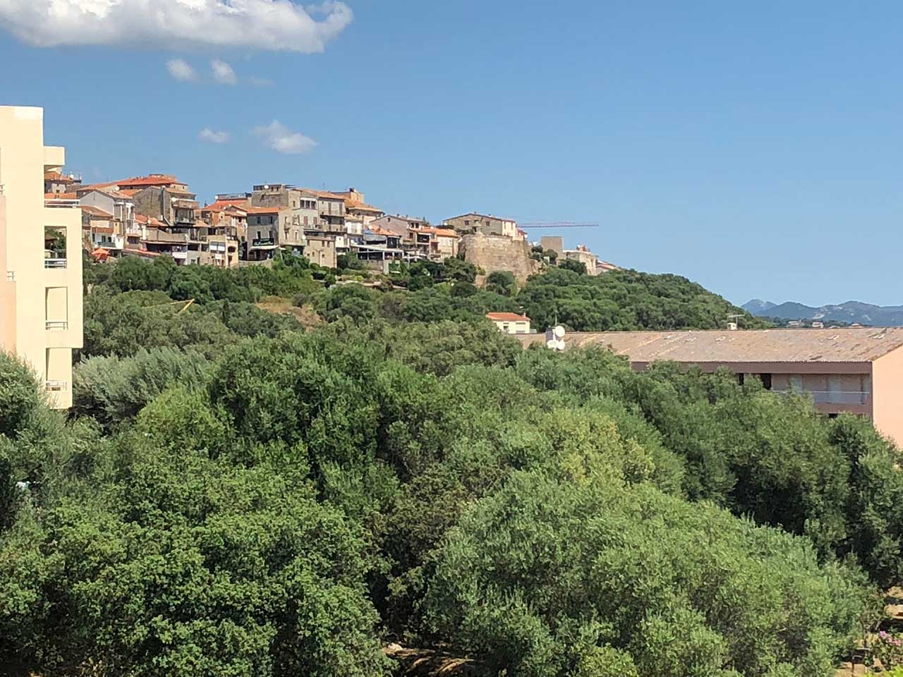 Location appartement vue sur village de Porto Vecchio
