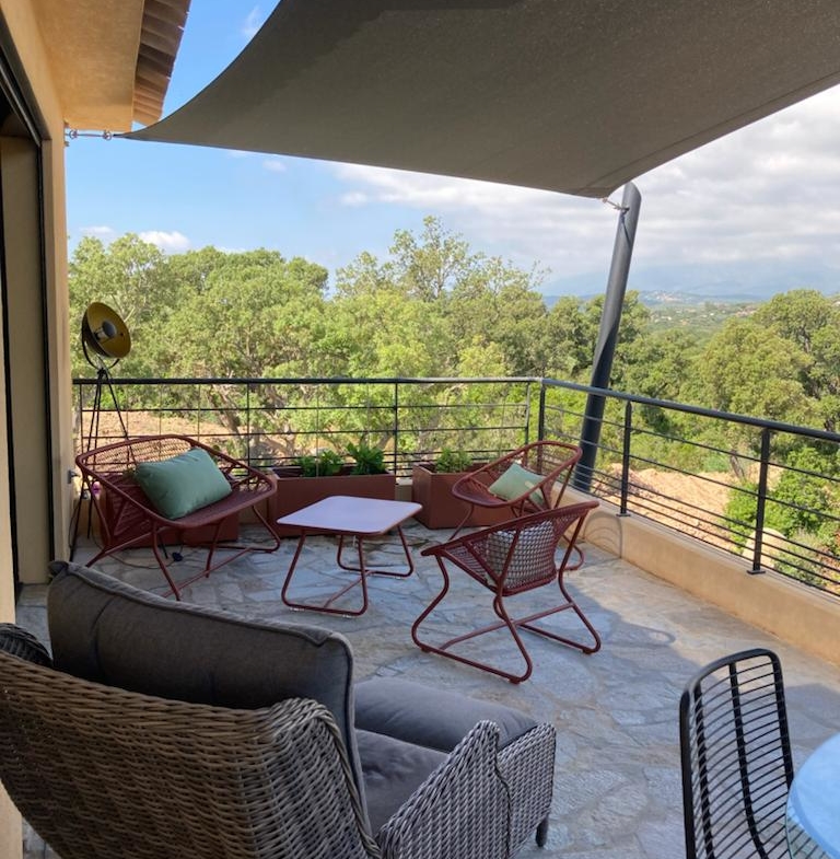 Terrasse avec vue montagne